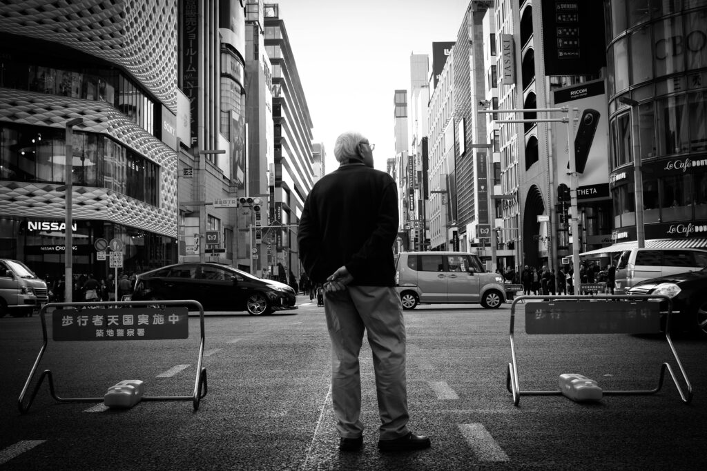 정년 연장 논의 관련 시니어 근로자 이미지