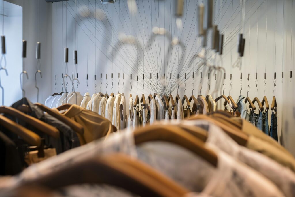 의류관리기 판매 증가 관련 옷 이미