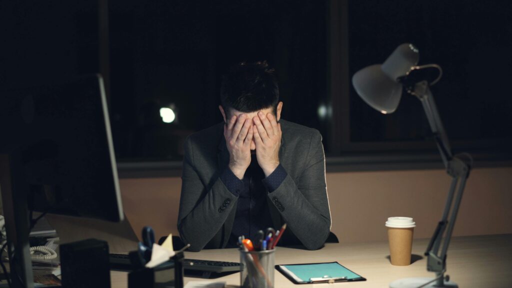 퇴사 사유 변화 관련 스트레스 받는 직장인 이미지